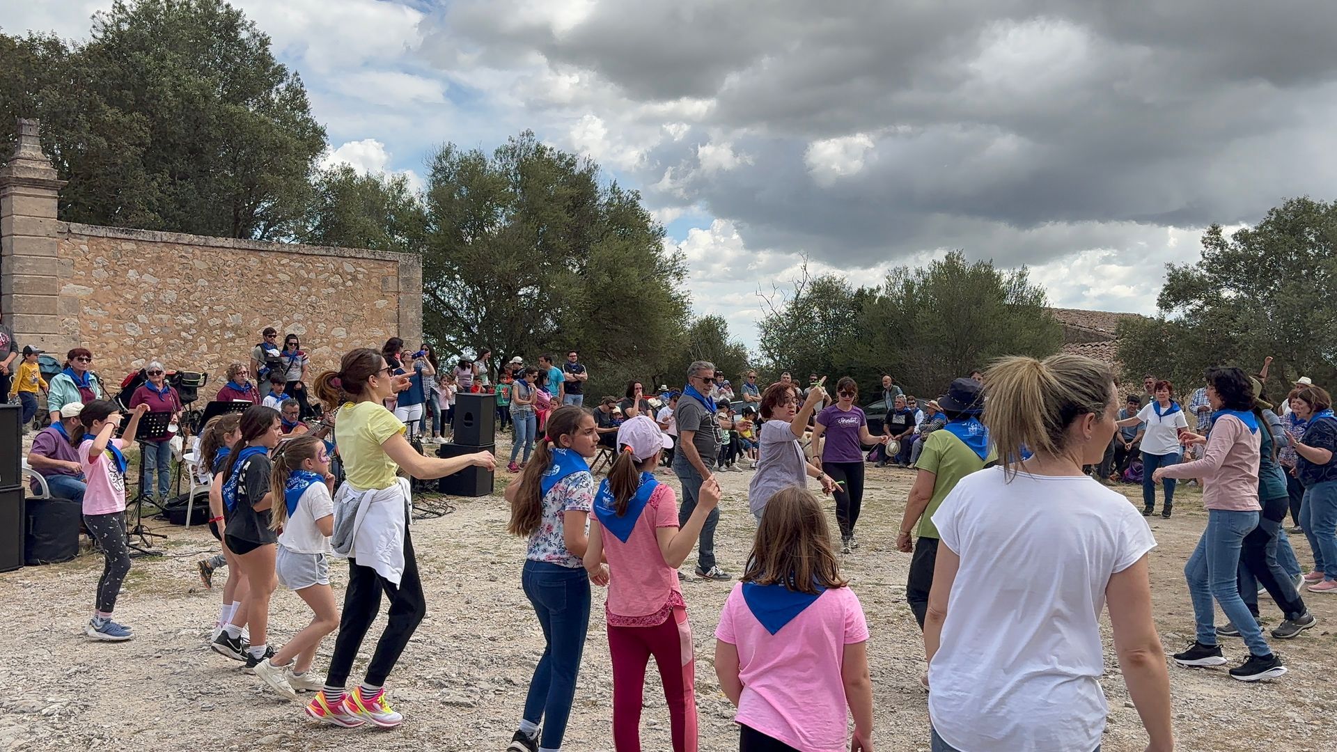 Ballada de l'Escola de Ball de Bunyola al pancaritat de Castellitx de la Pau a Algaida.
