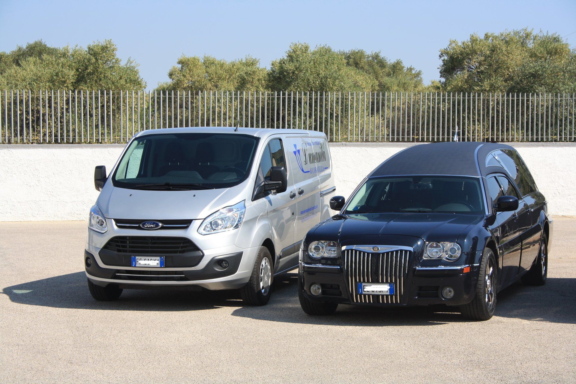un furgone e un carro funebre