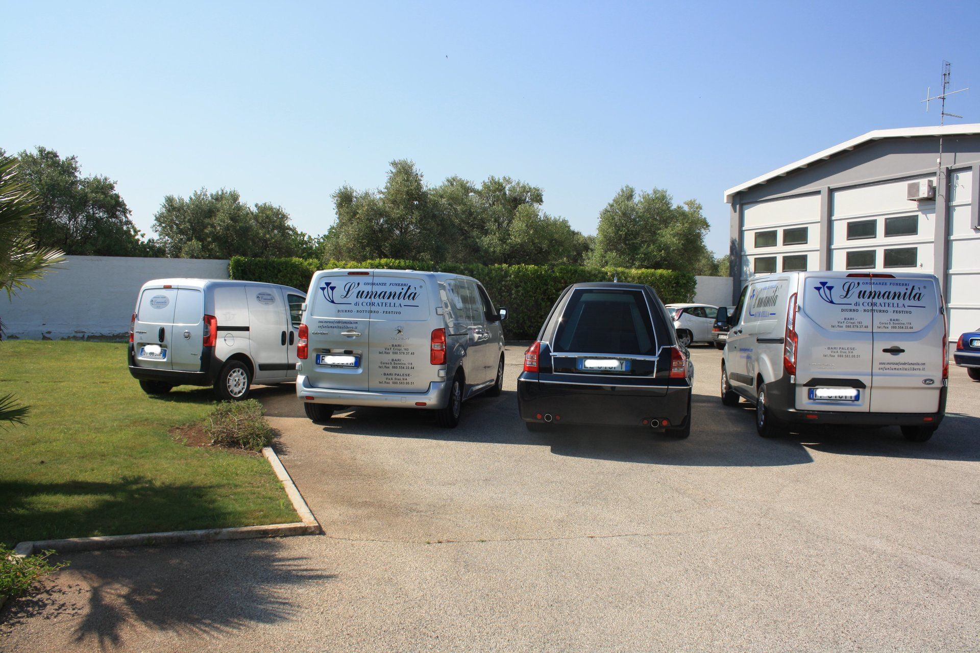 un furgone e un carro funebre