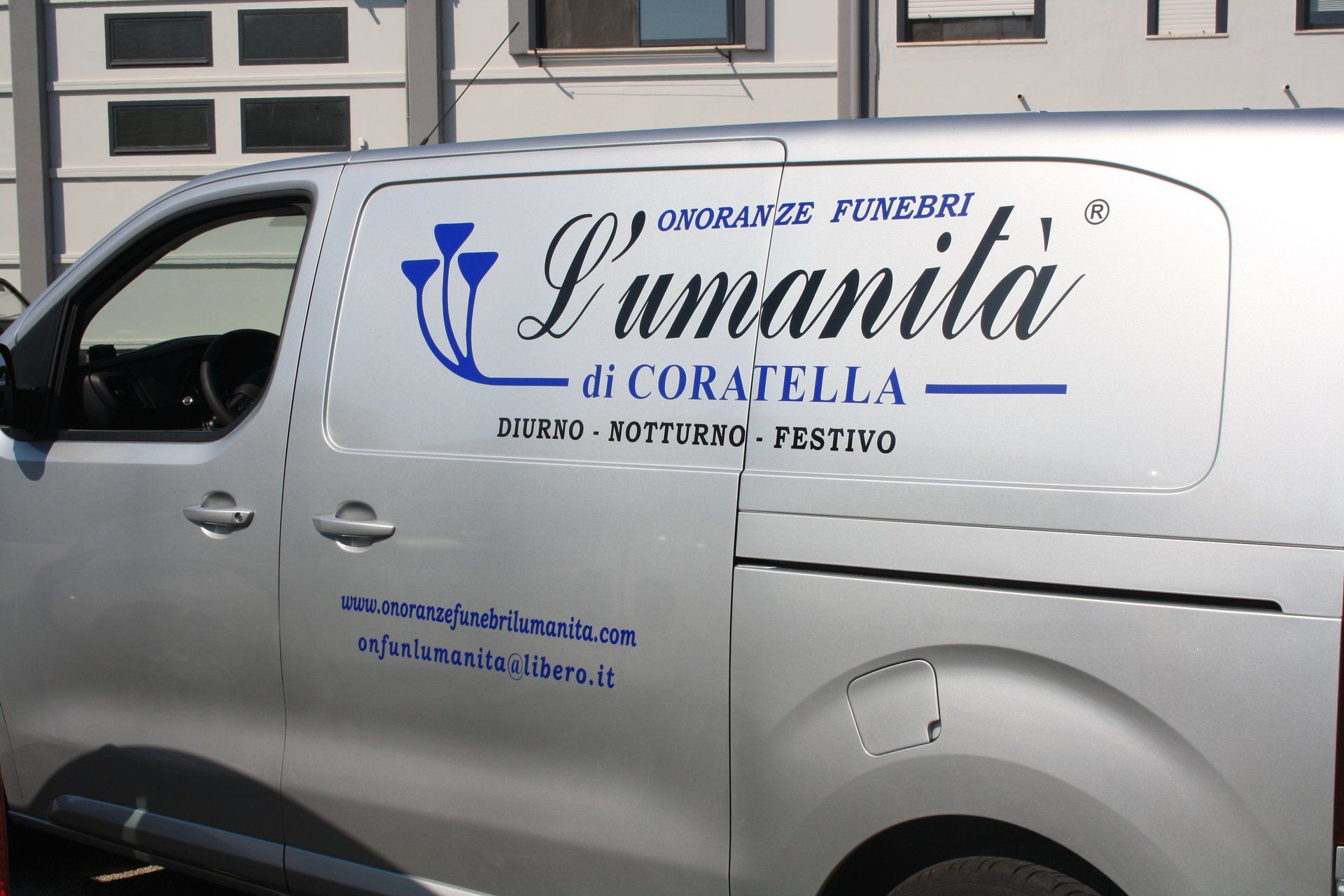 un furgone con scritto Onoranze Funebri L’Umanità di Coratella