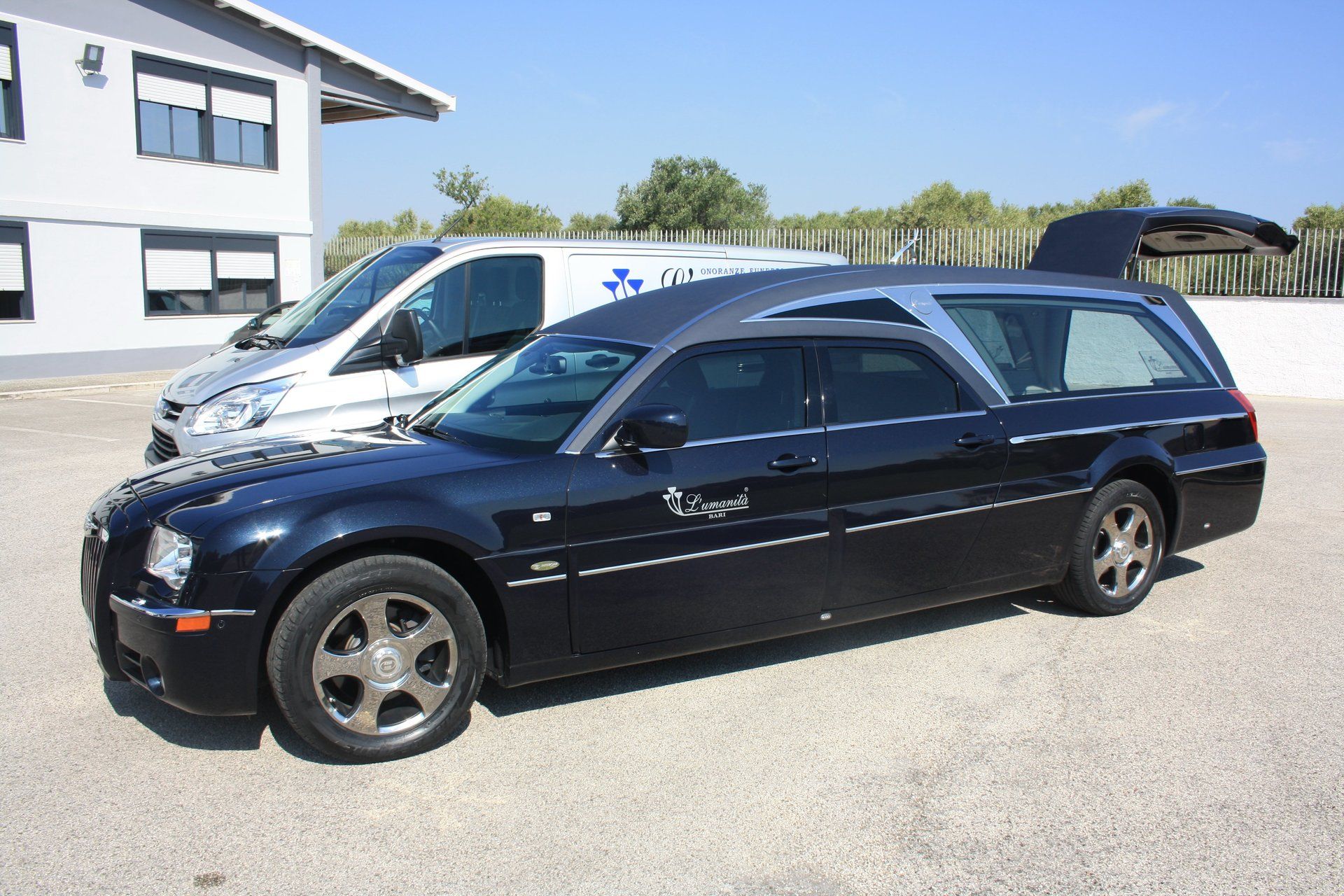 un carro funebre blu scuro