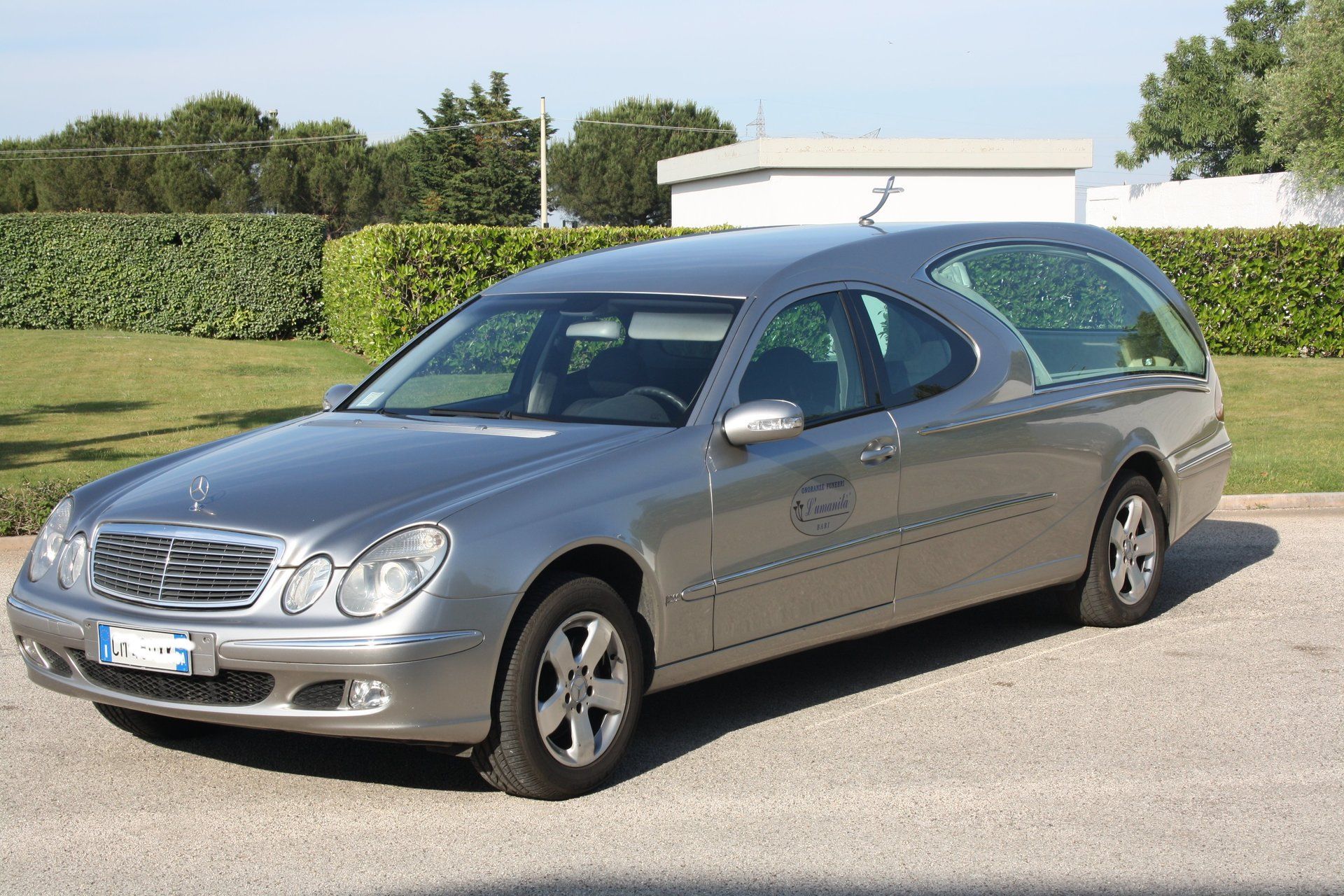un carro funebre grigio