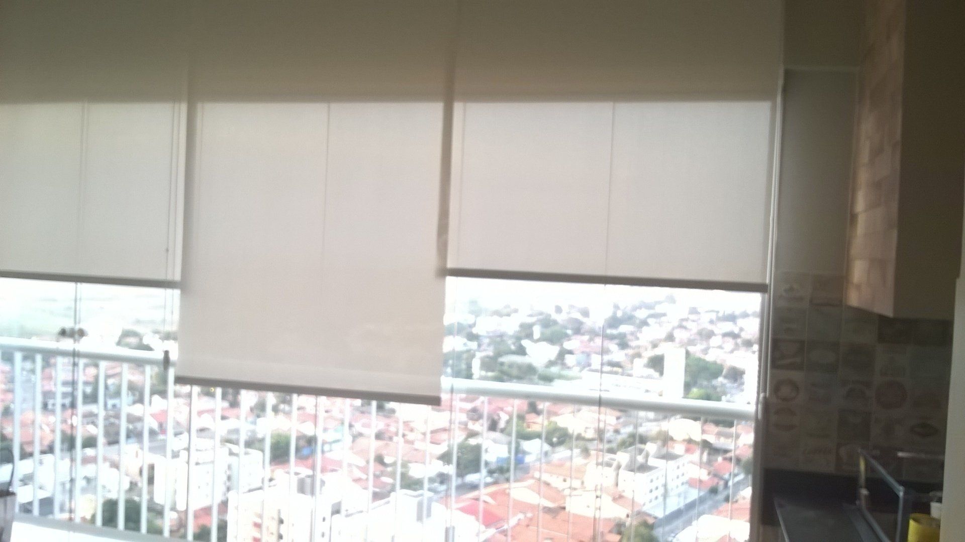 Cortinas persianas sacada de prédio