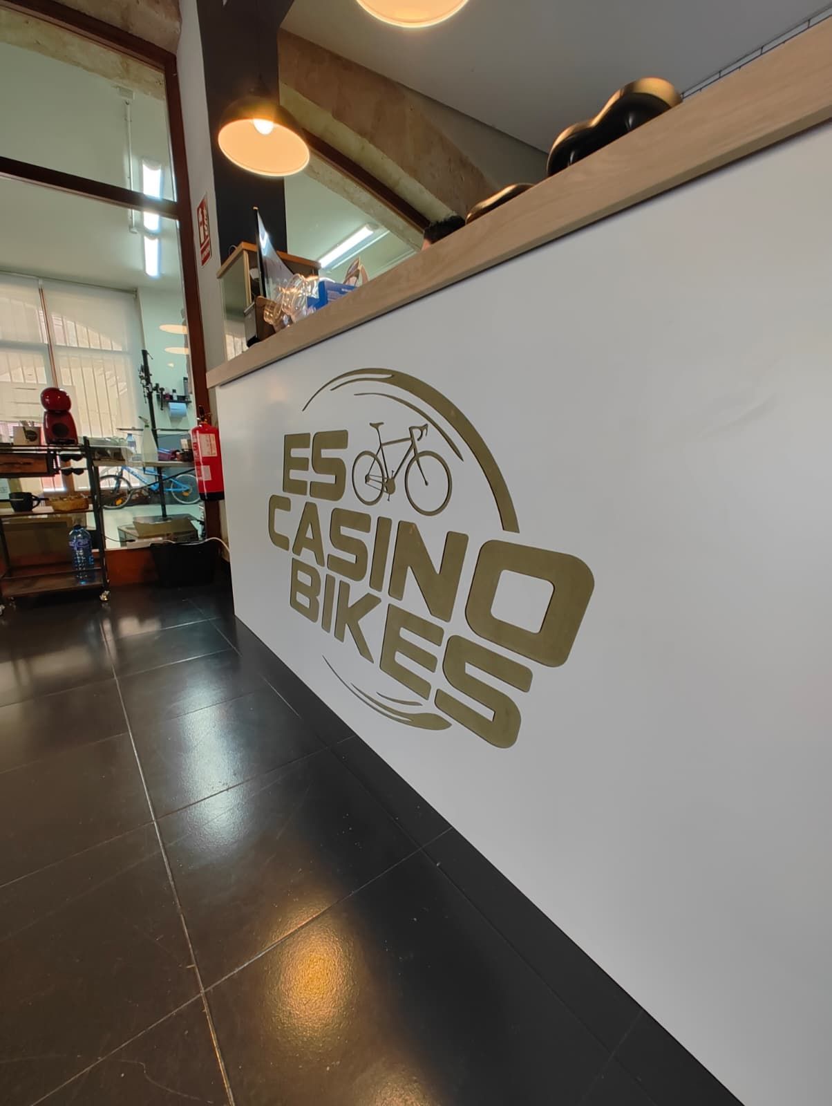 Mostrador blanc amb el logotip daurat 