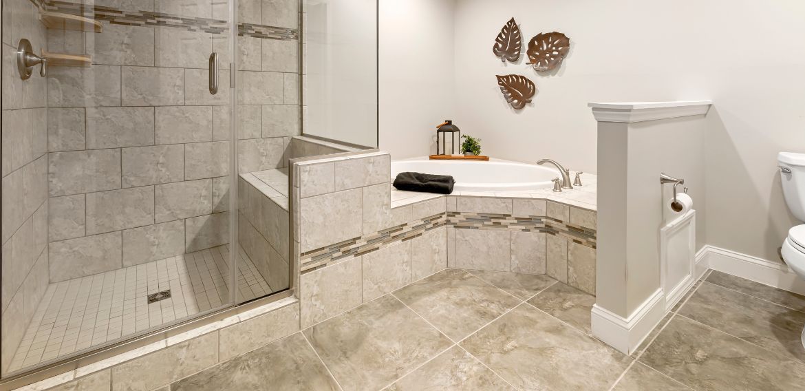 Bathroom with a shower, jacuzzi, and toilet.