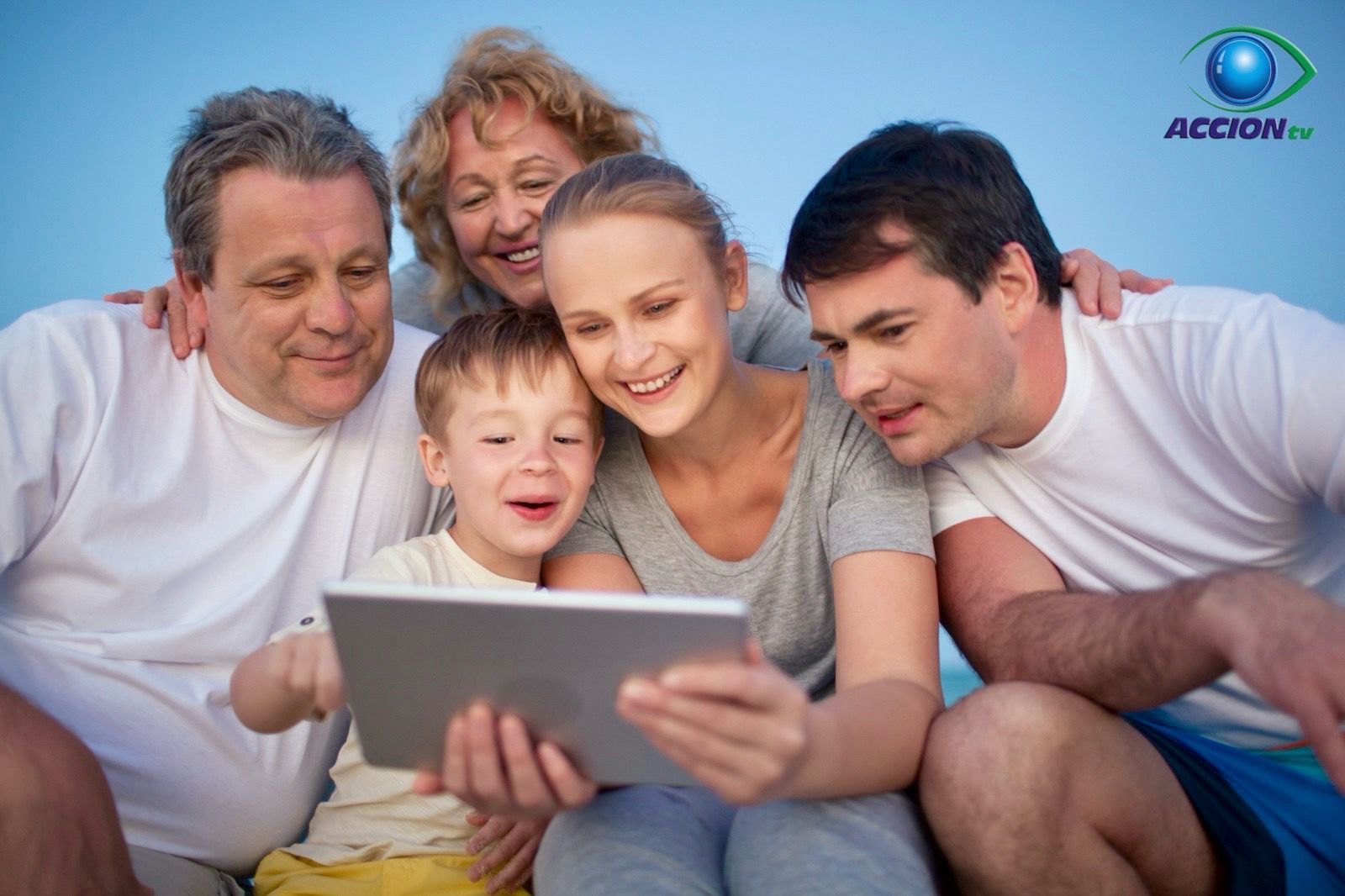 Una familia está mirando una tableta juntos.
