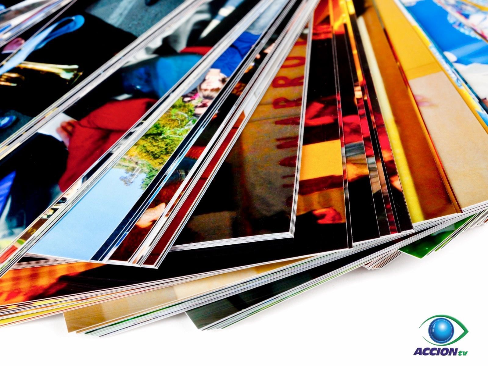 Una pila de revistas con la palabra acción en la parte inferior.