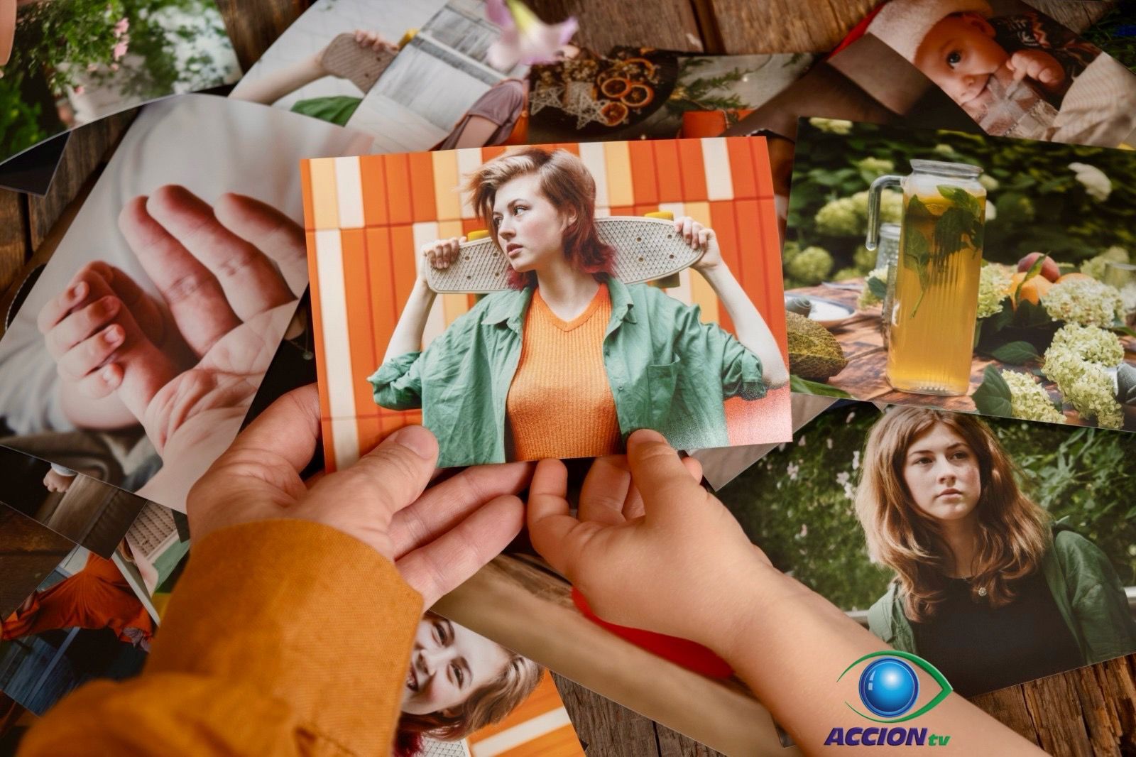 Una persona sostiene una foto de una mujer sosteniendo una patineta.