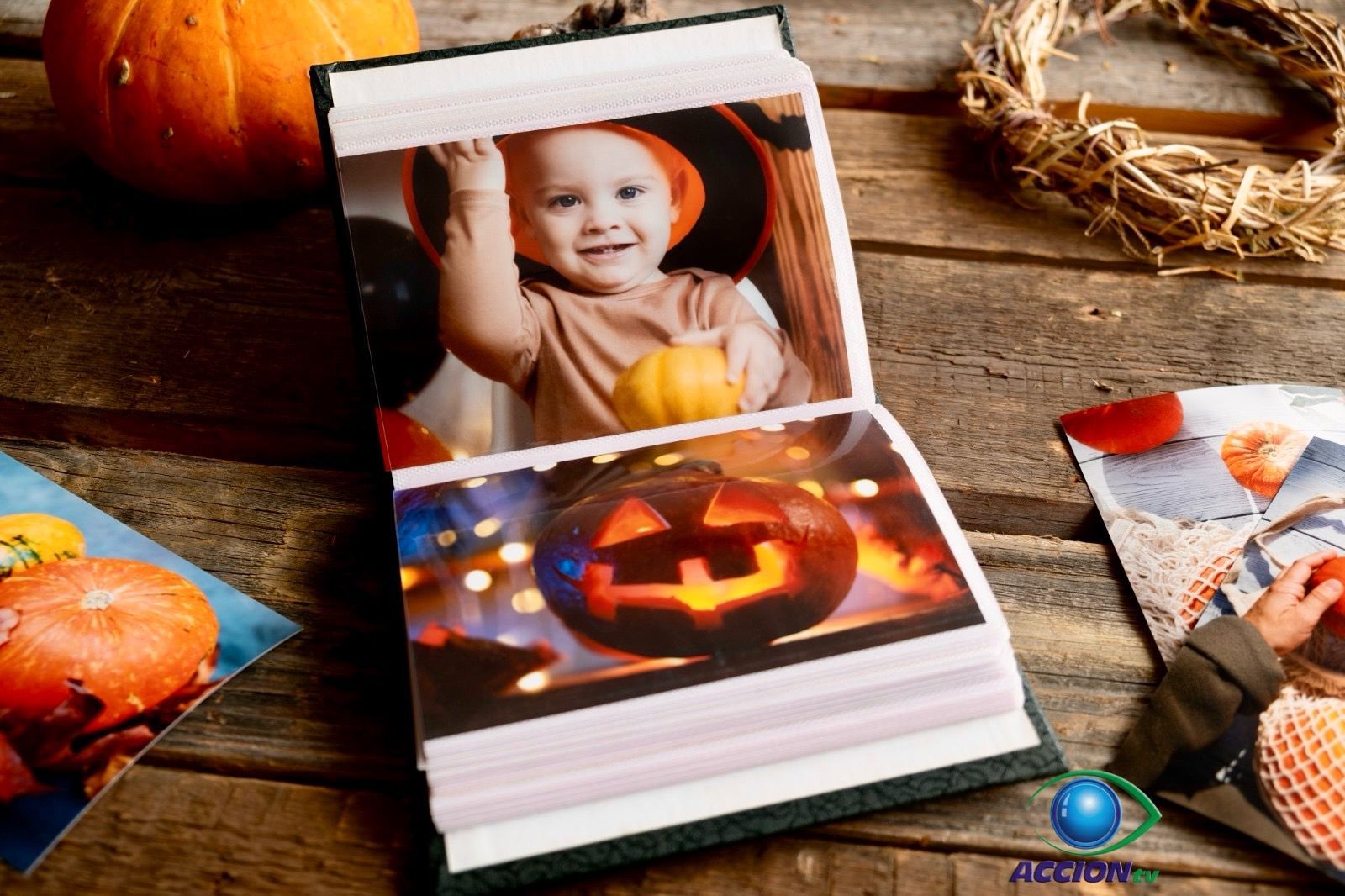 Un libro está abierto en una página con una imagen de un bebé y una calabaza.