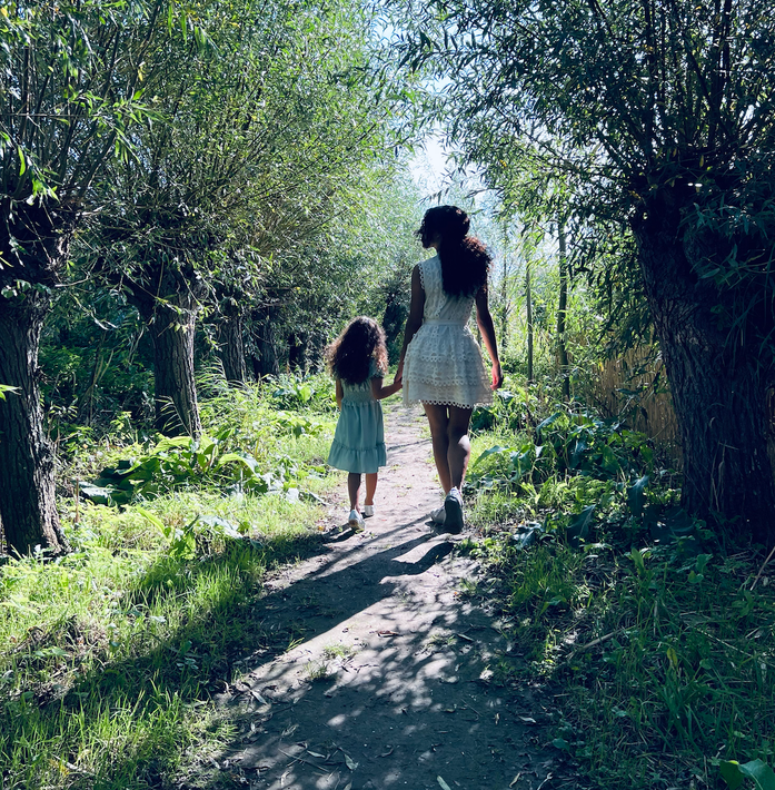 moeder en dochter wandelen door het bos