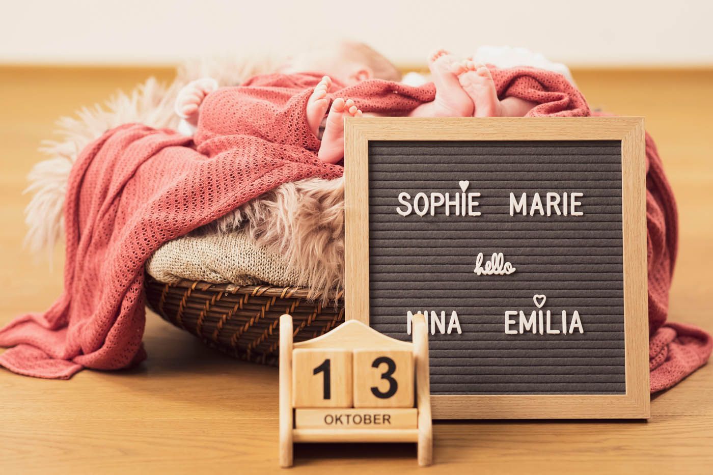 Babykorb mit rosa Decke, Buchstabentafel: 