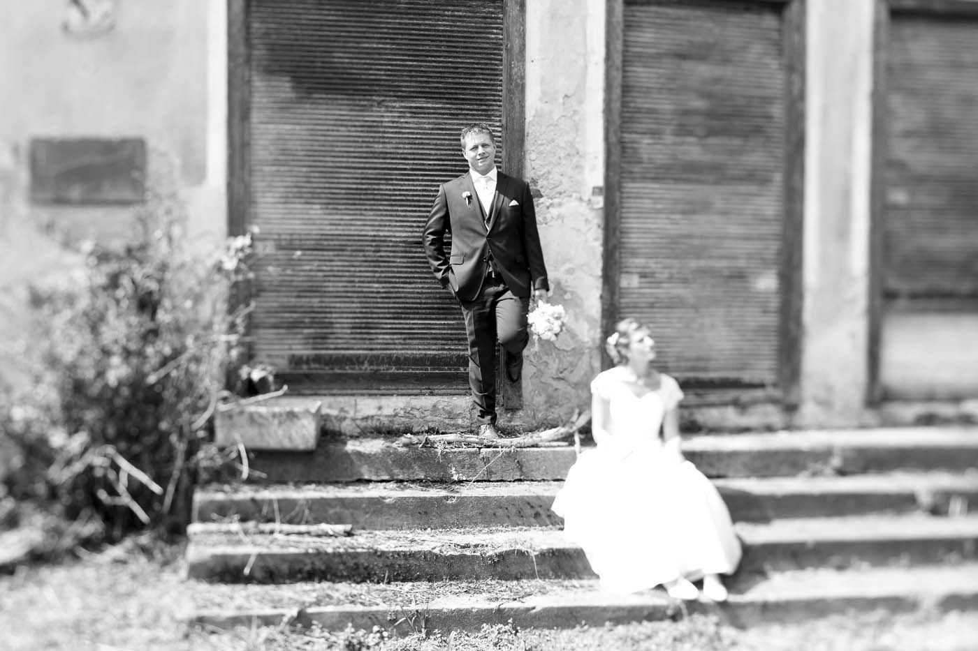 Brautpaar auf den Stufen eines alten Gebäudes.