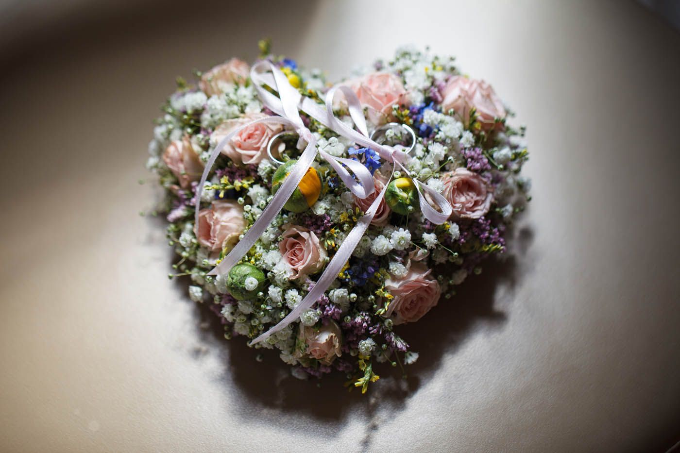 Herzförmiges Ringkissen mit Blumenmuster, verziert mit rosa Rosen