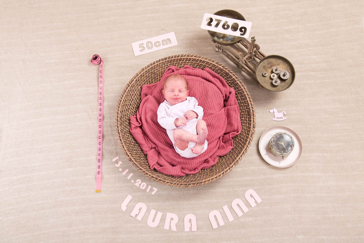 Neugeborenes Baby Laura Nina in einem Korb mit Geburtsdaten: Gewicht, Länge, Datum und Name.