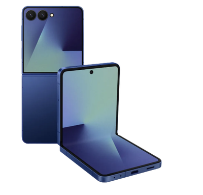 Blaues faltbares Smartphone, teilweise geöffnet, angewinkelt, mit sichtbarem Kameramodul auf der Rückseite.