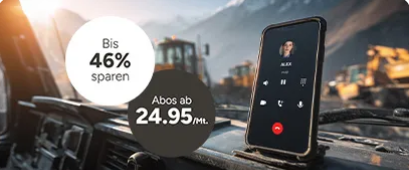 Ein Smartphone mit Anrufbildschirm liegt auf dem Armaturenbrett eines Fahrzeugs auf einer Baustelle. Der Text lautet: „Bis zu 46 % Rabatt, Abonnements ab 24,95 $/Monat.“