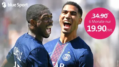 Zwei Fußballspieler lachen in blauen Trikots. Werbeangebot: blue Sport.