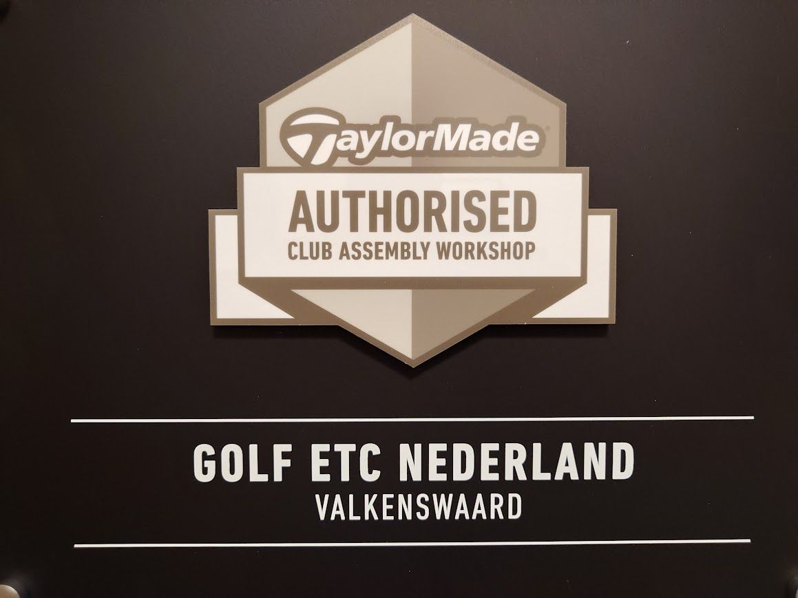 Golftas met clubs op een groen gazon, zonlicht op de achtergrond.