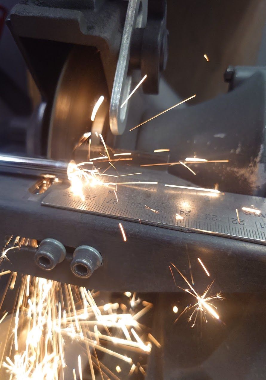 Een man met een hoed zwaait met zijn golfclub op een zonnige green. 