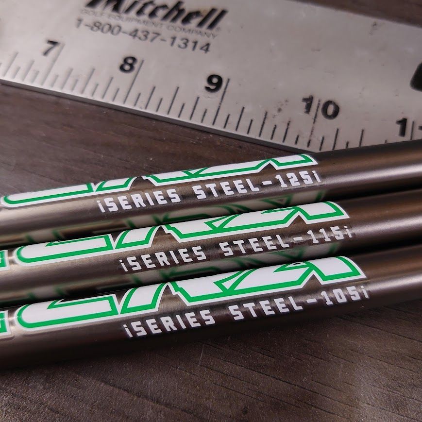 Een man knielt op de golfbaan en maakt zich klaar voor een putt. 