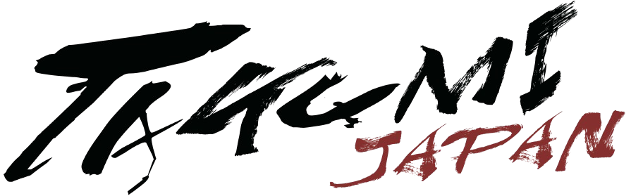 Het Takumi Japan-logo in zwart-bruine kalligrafie.