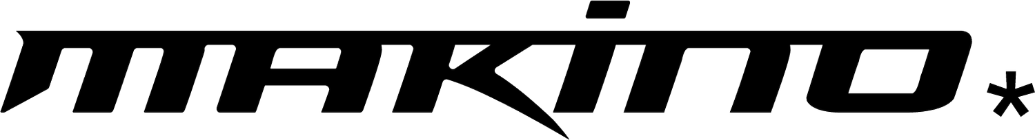 MAIKINÓ* in gestileerd, zwart lettertype.