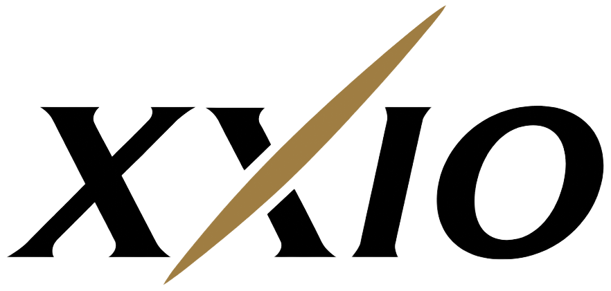 Het XXIO-logo in zwarte tekst, doorsneden door een gouden diagonale lijn.