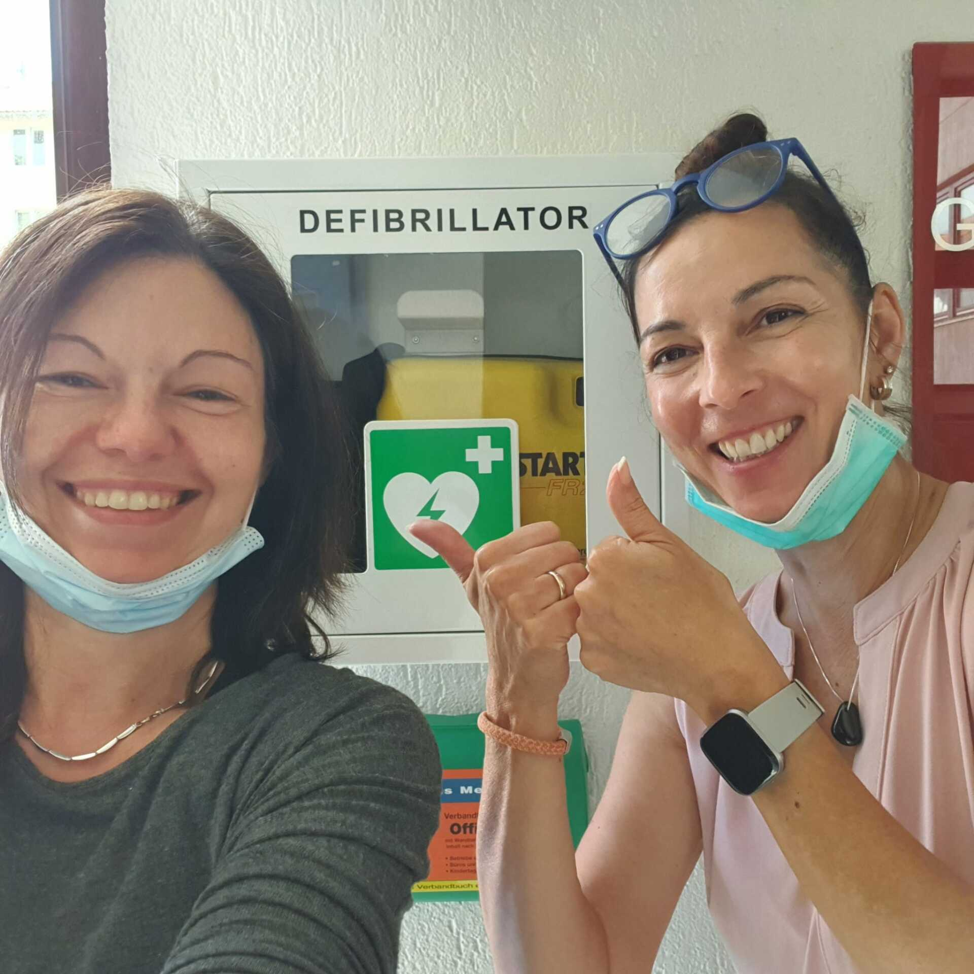 2 Frauen und ein Defibrilator