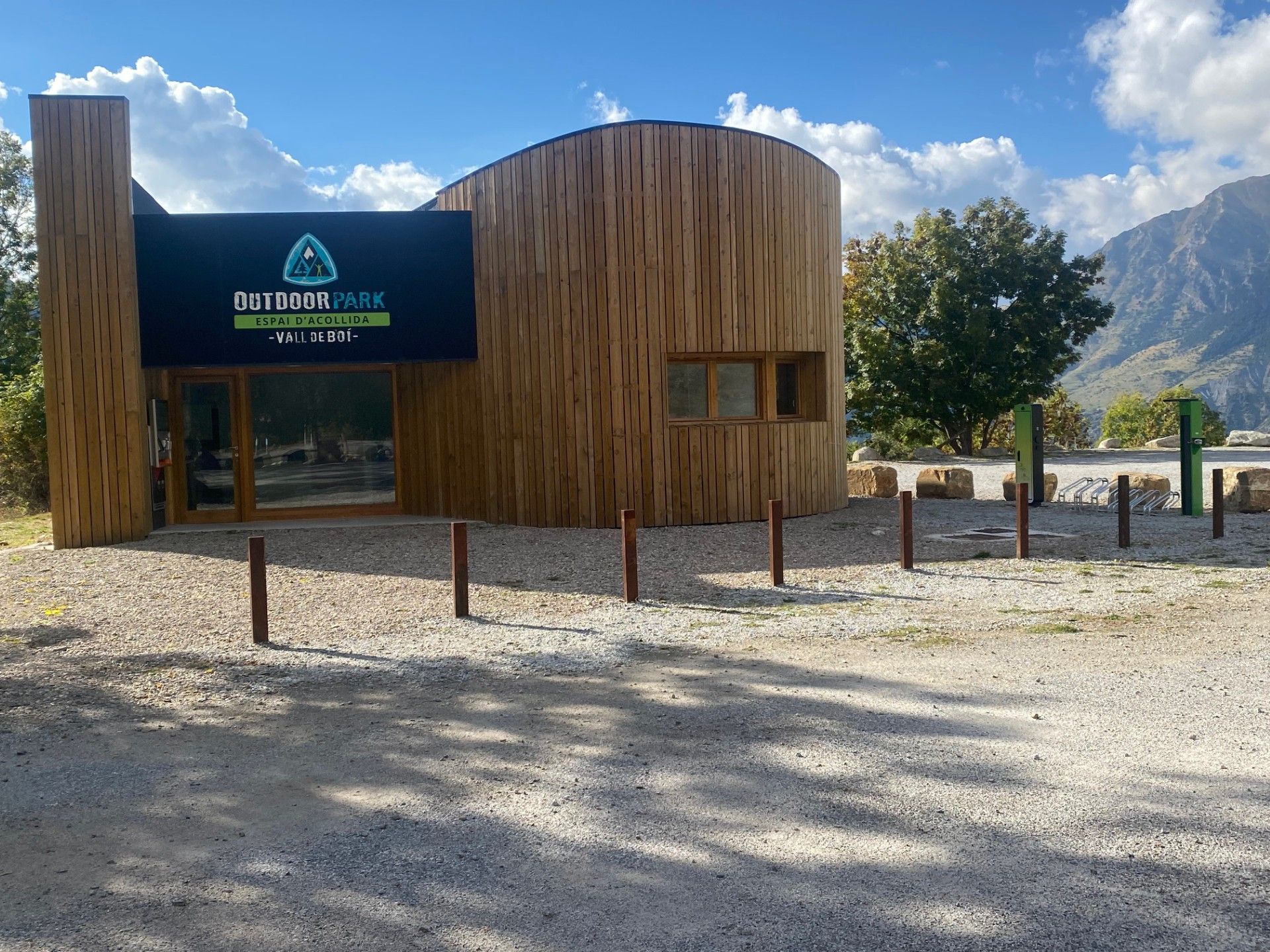 Un edifici amb un rètol 