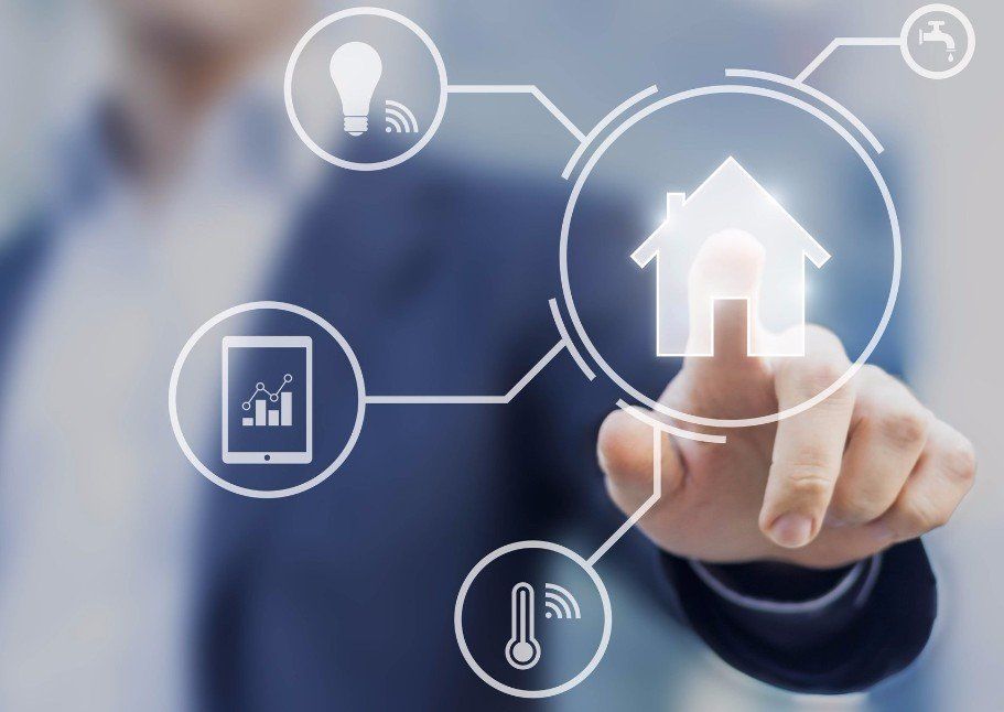 Interfaccia di una casa intelligente con icone per illuminazione, tablet, termostato e acqua.