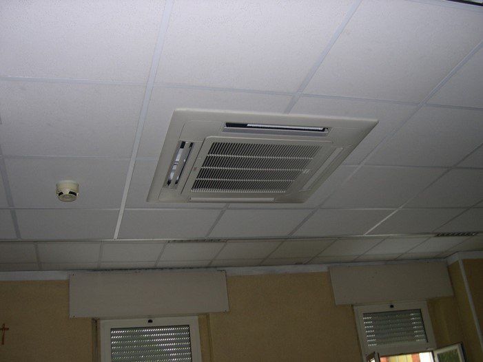 il soffitto di una stanza con una finestra e una croce