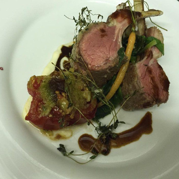 Ein weißer Teller mit Fleisch und Gemüse