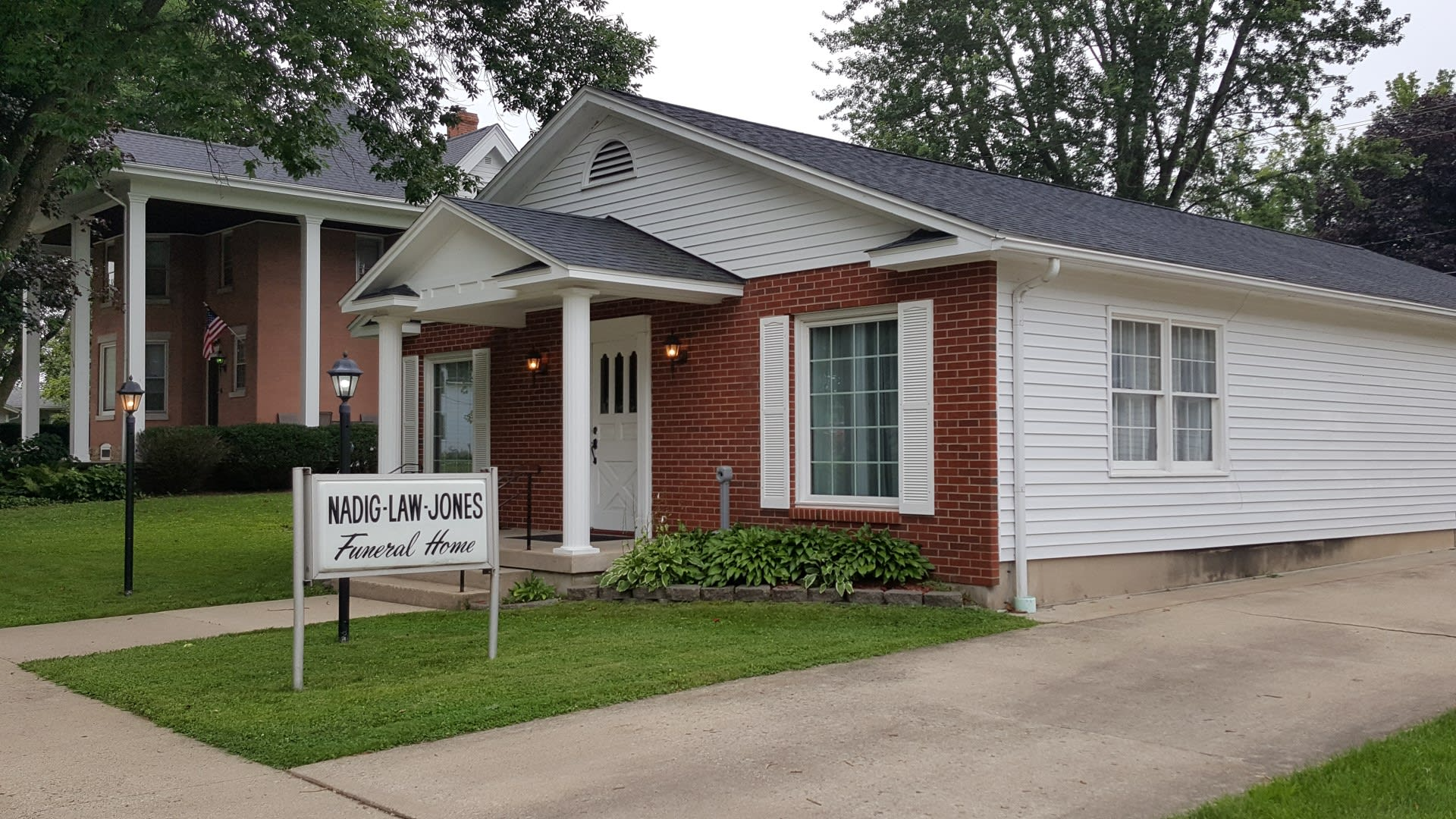A house with a sign in front of it that says muslim kings