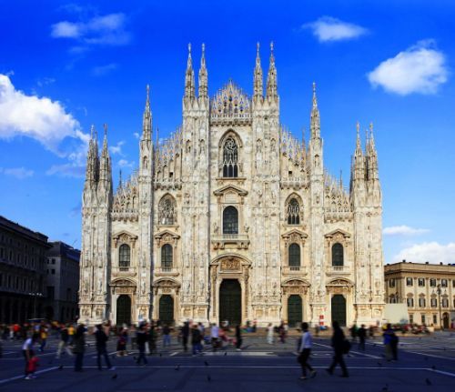 A large white building with a blue sky in the background Dome church italy