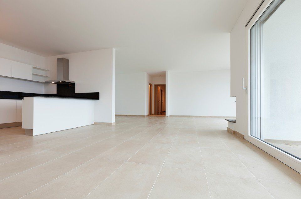 appartamento open space con pavimento pulito