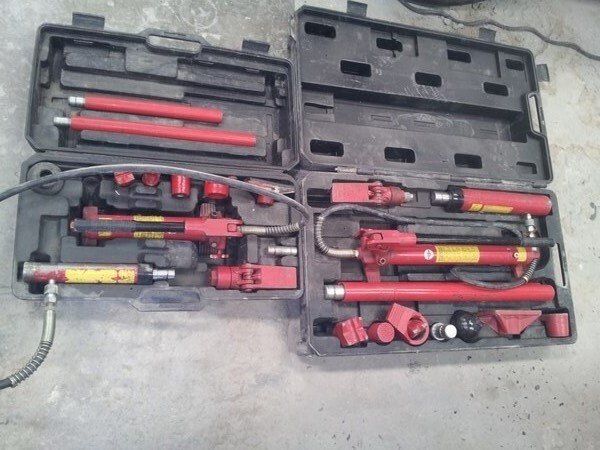 Un conjunto de herramientas hidráulicas en un estuche negro.