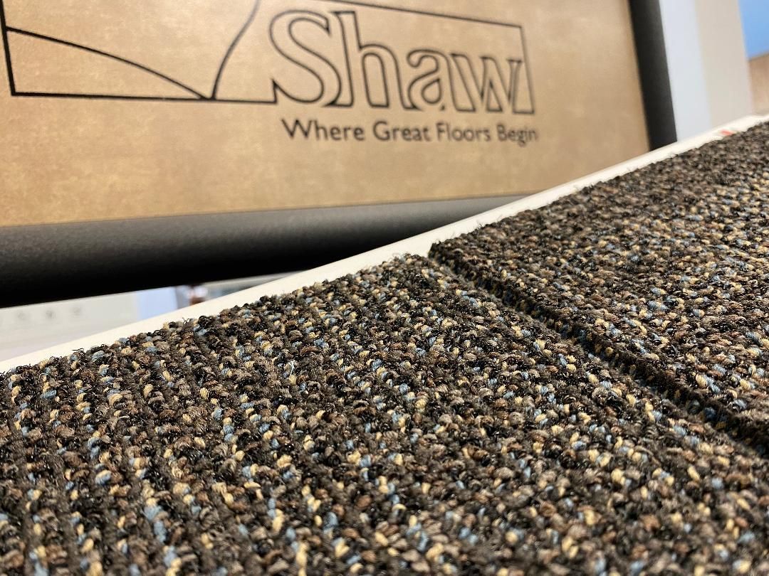 A sign that says shaw where great floors begin