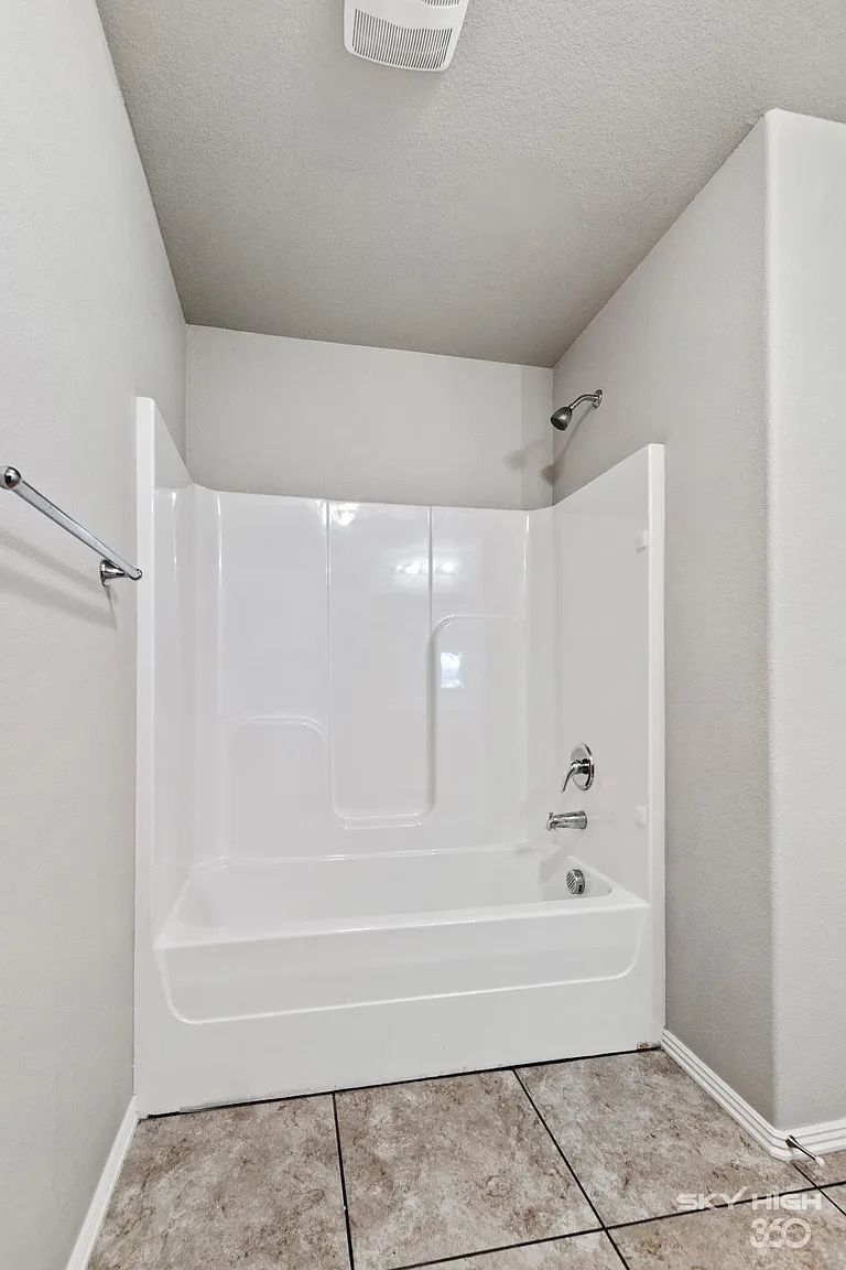 bathroom photo 2 showing shower/tub combination