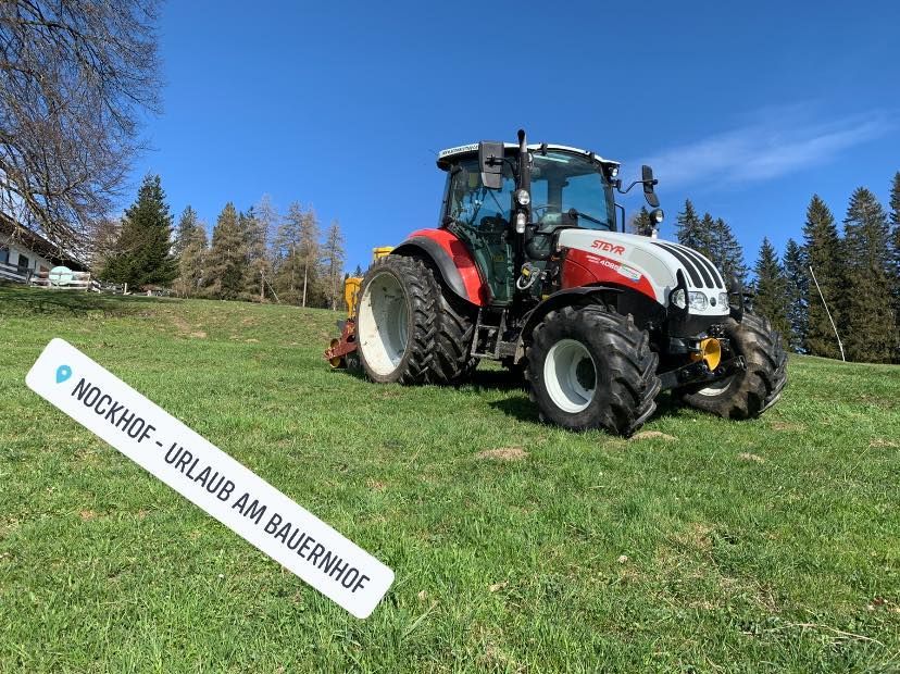 ein steyr-Traktor steht auf einem grünen Feld .