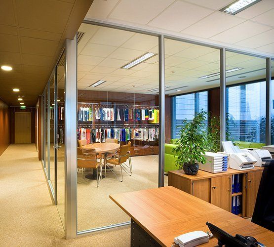 Cloisons de bureau de l’aménagement de vos bureaux à la sécurisation de vos entrepôts.