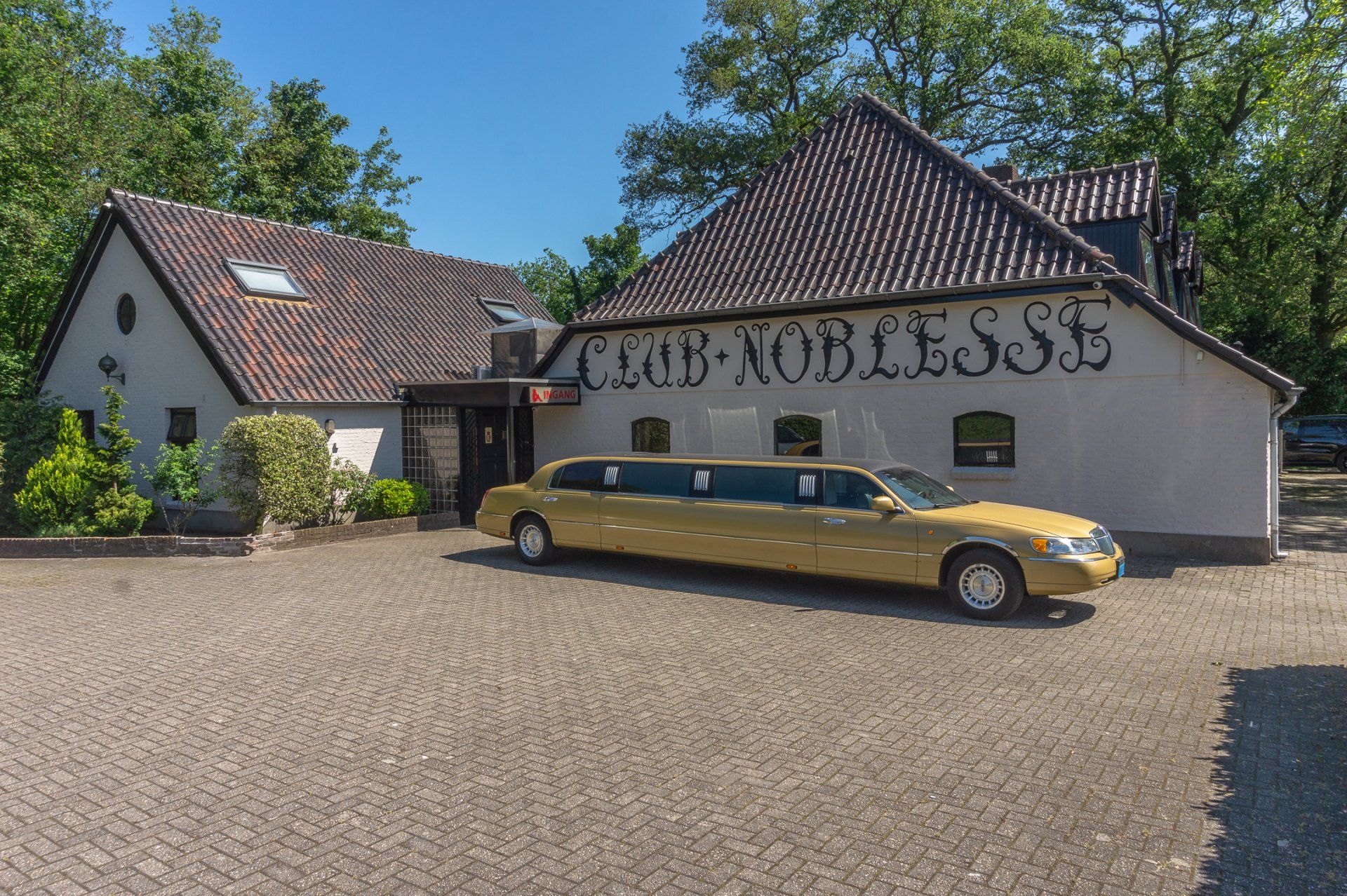 Gelegen vlakbij de snelweg, met een afgeschermde parkeerplaats voor uw privacy.