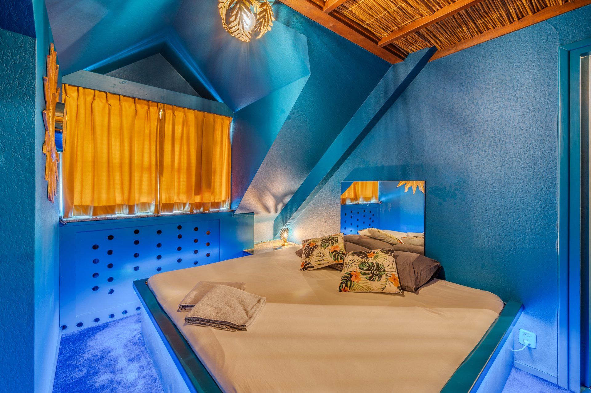 Al onze kamers zijn sfeervol verlicht, hebben een ruim bed en een douche of bad.