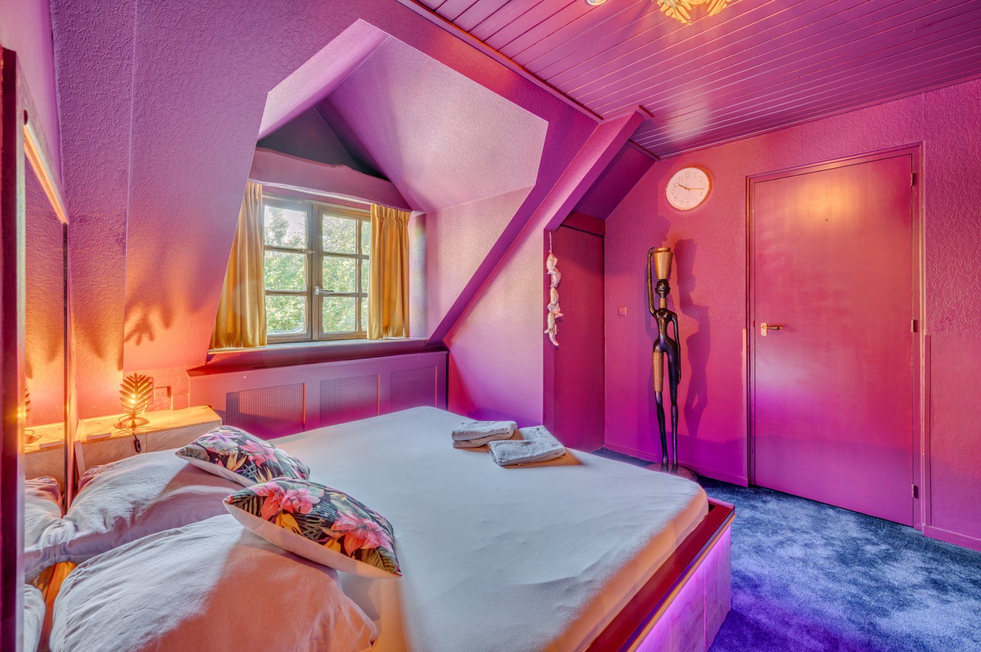 Al onze kamers zijn sfeervol verlicht, hebben een ruim bed en een douche of bad.