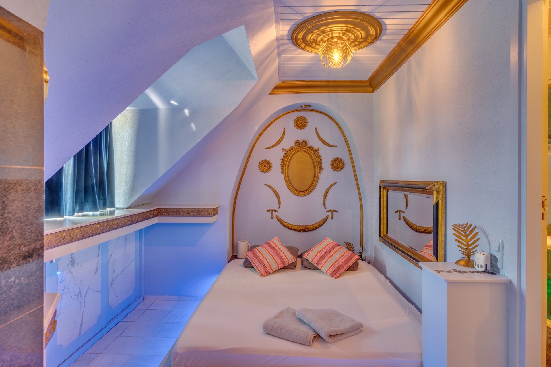 Al onze kamers zijn sfeervol verlicht, hebben een ruim bed en een douche of bad.