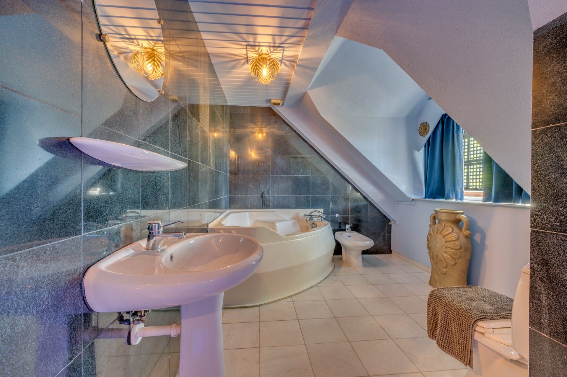 Al onze kamers zijn sfeervol verlicht, hebben een ruim bed en een douche of bad.