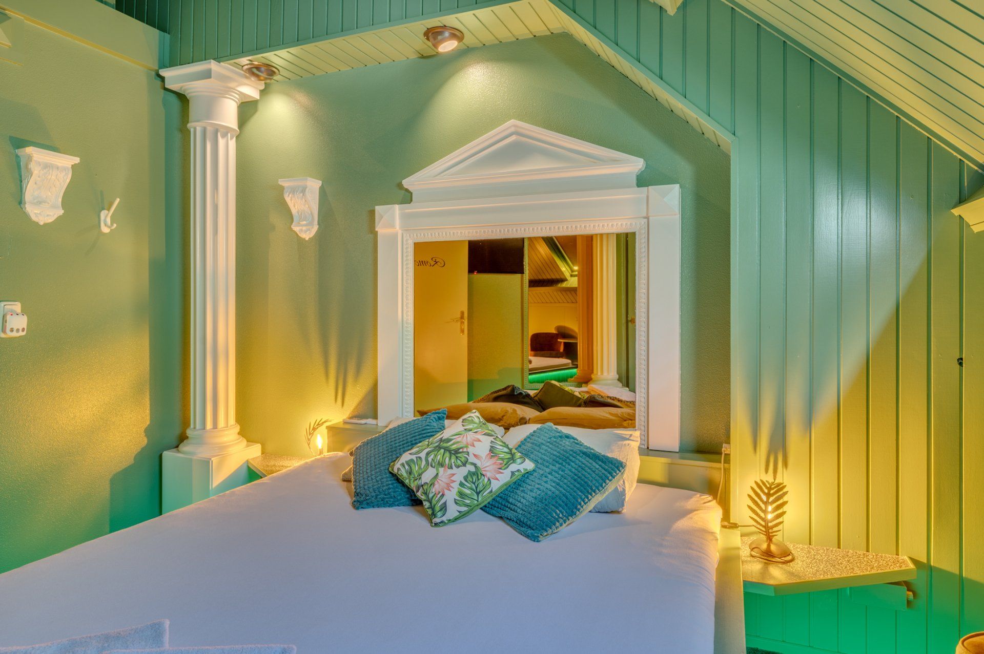 Al onze kamers zijn sfeervol verlicht, hebben een ruim bed en een douche of bad.