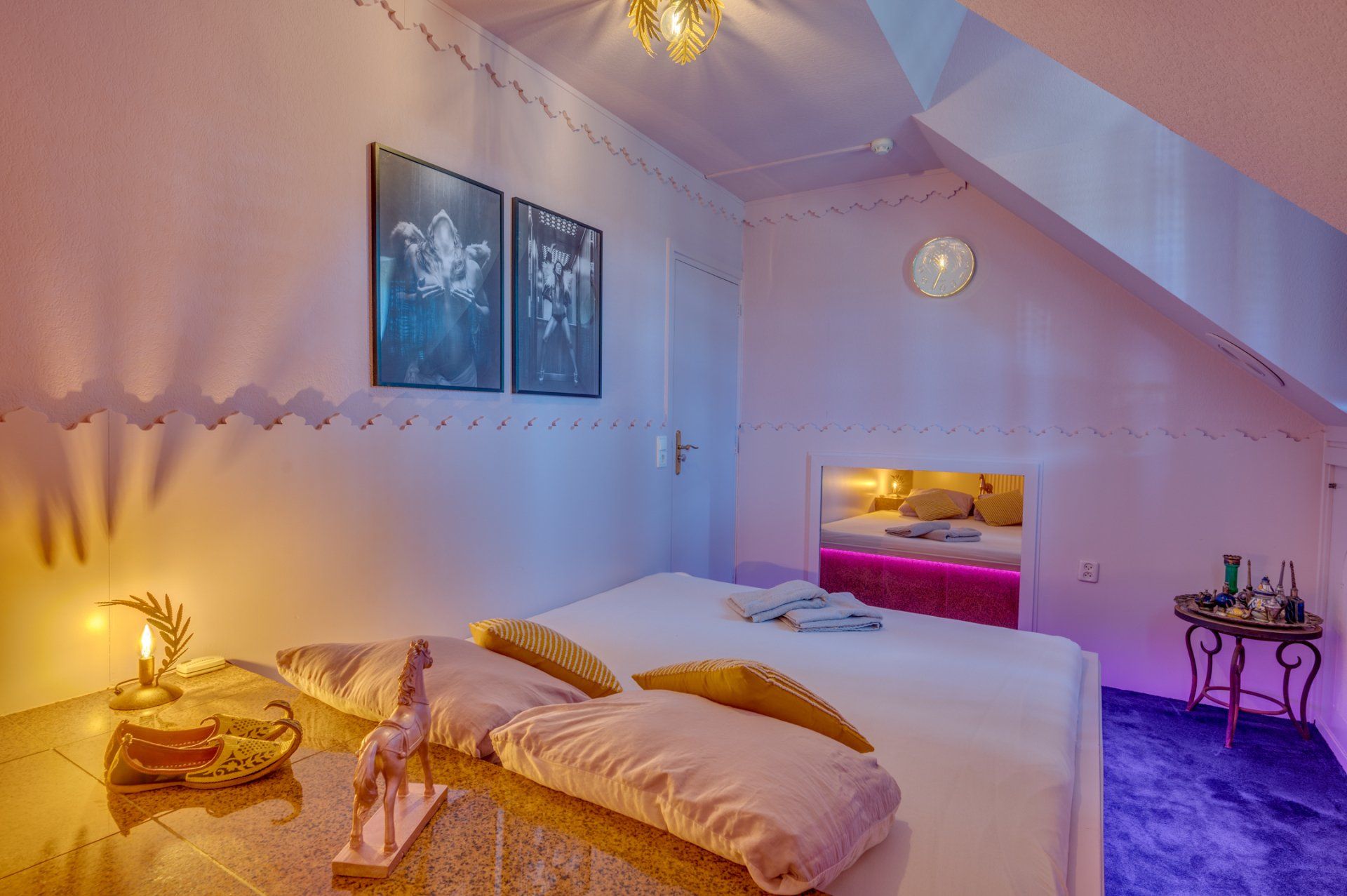 Al onze kamers zijn sfeervol verlicht, hebben een ruim bed en een douche of bad.