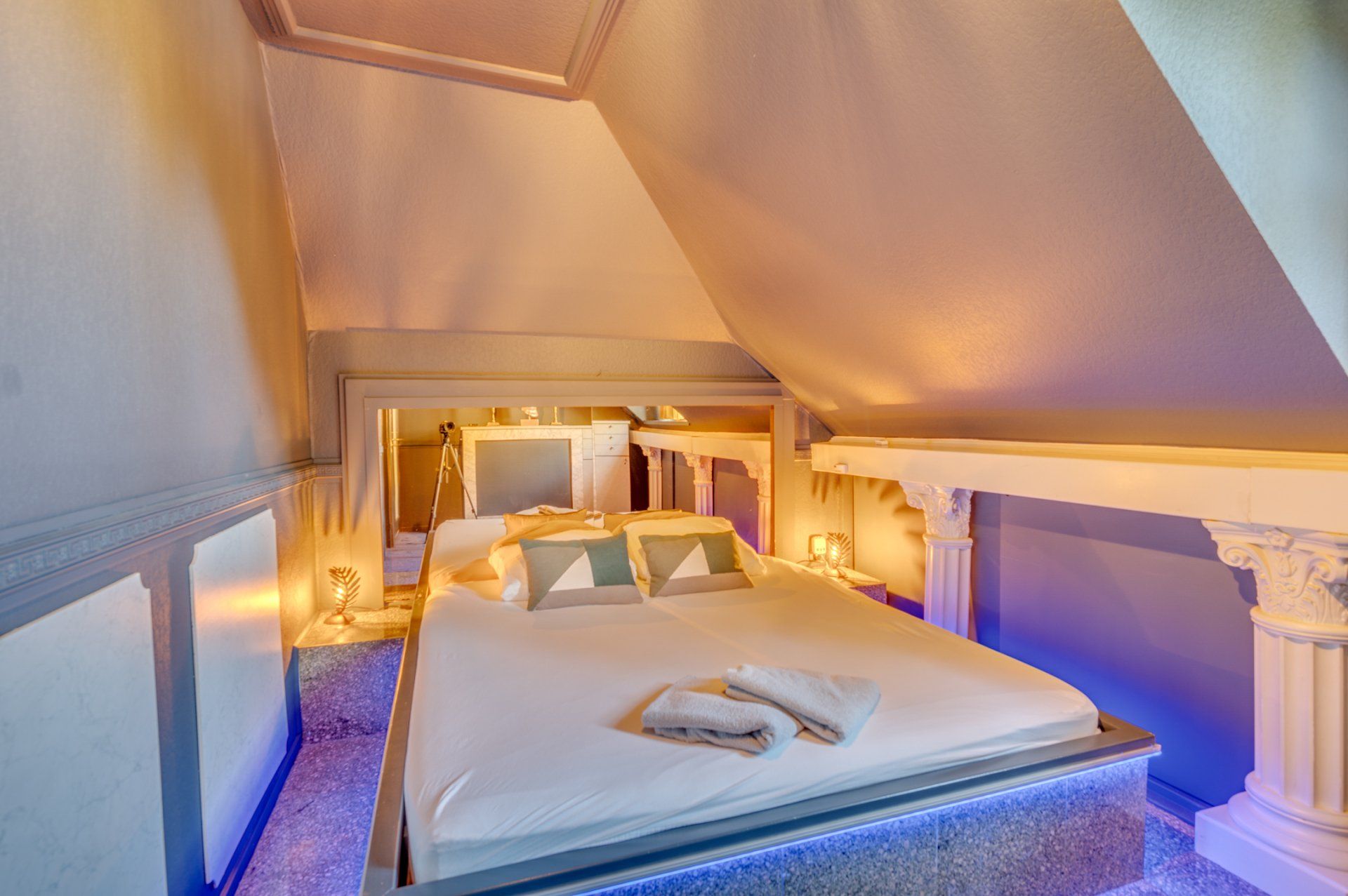 Al onze kamers zijn sfeervol verlicht, hebben een ruim bed en een douche of bad.