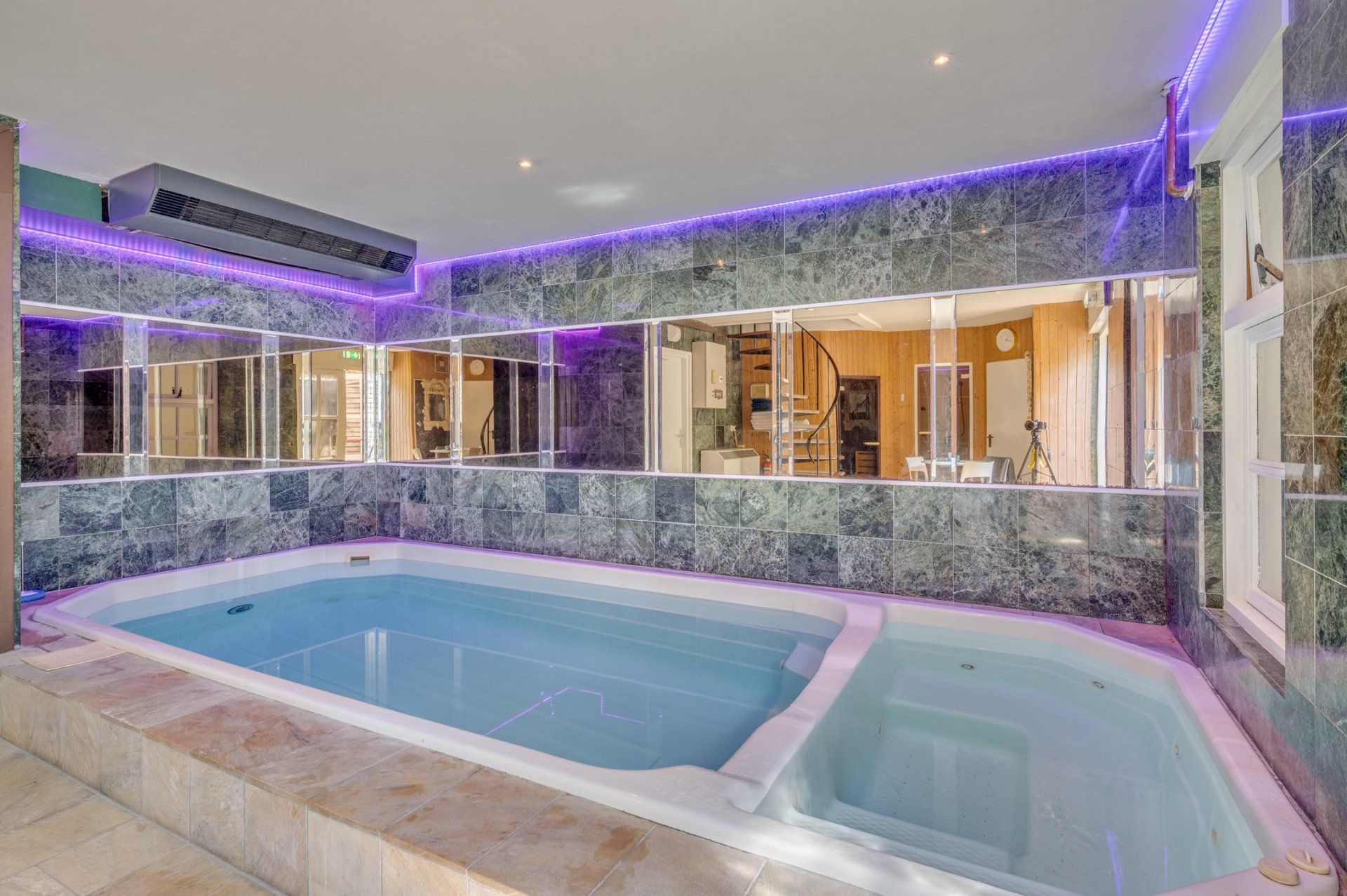 In de kamer met zwembad wordt verleiding gecombineerd met heerlijk ontspannen...