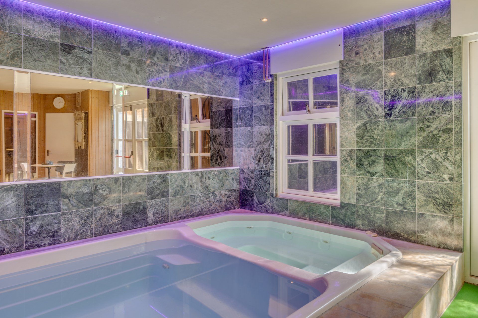 In de kamer met zwembad wordt verleiding gecombineerd met heerlijk ontspannen...